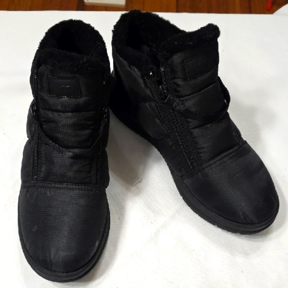 UGG Lakesider Puffer Women's Black Winter Boots Zips‎ Waterproof Sz 8.5 EUC